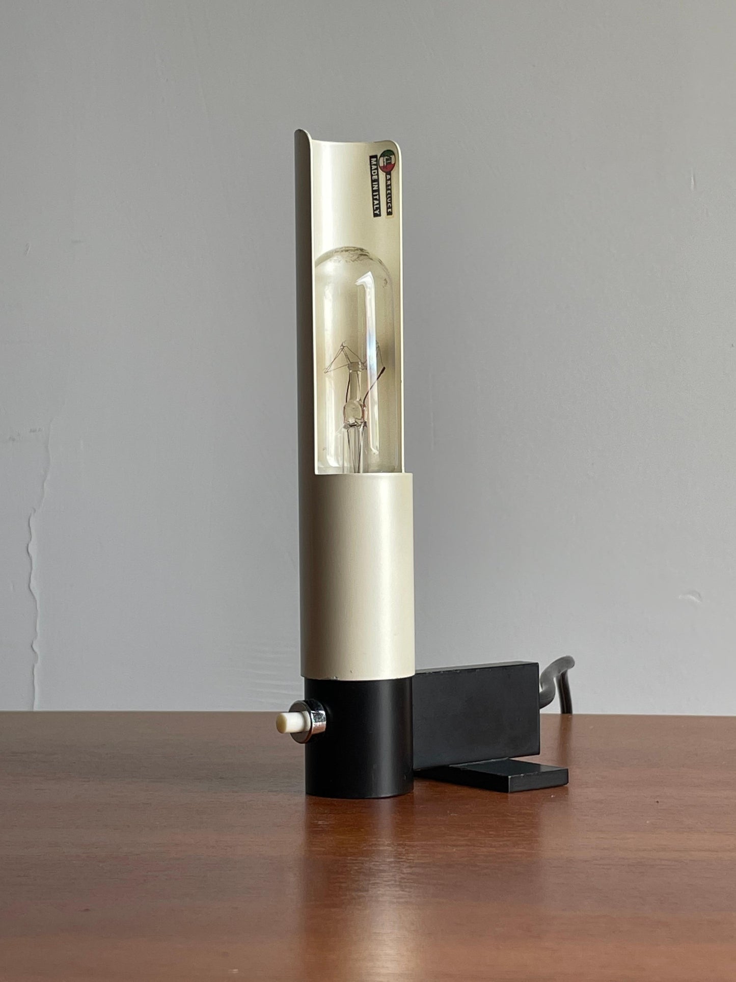 Frisman Vintage Gino Sarfatti for Arteluce Model 585 Minimalist Table Lamp