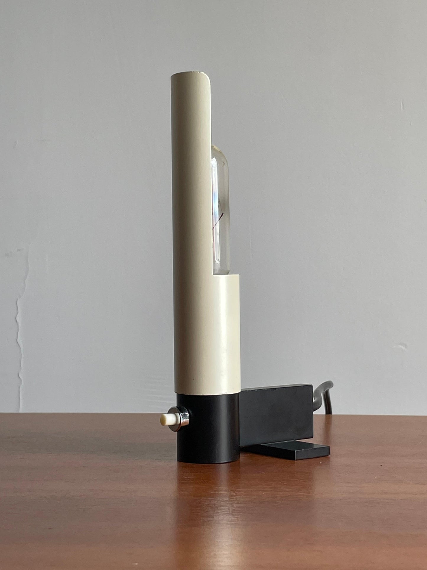 Frisman Vintage Gino Sarfatti for Arteluce Model 585 Minimalist Table Lamp