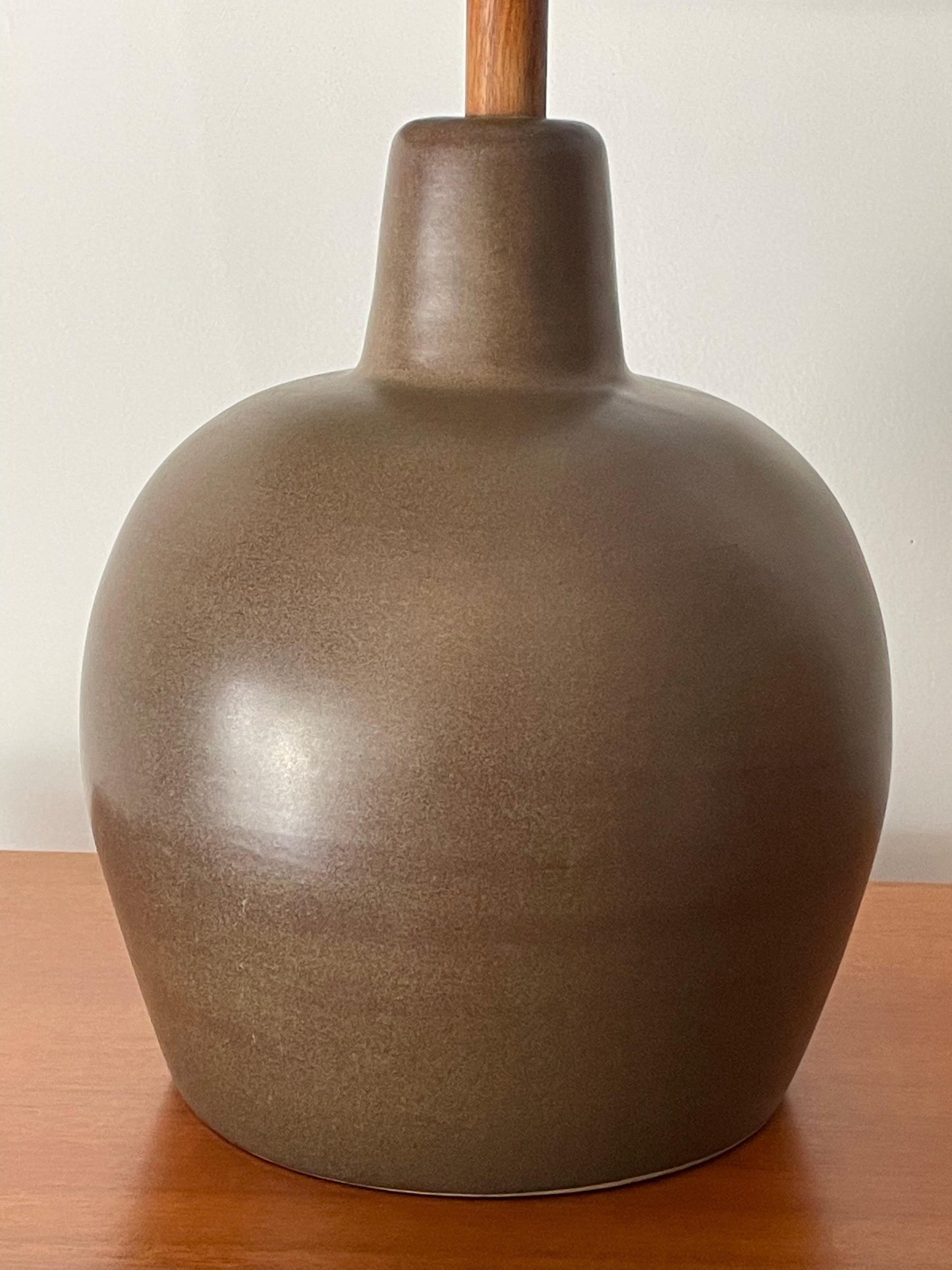 Frisman Vintage Jane and Gordon Martz Table Lamp, Ceramic and Walnut