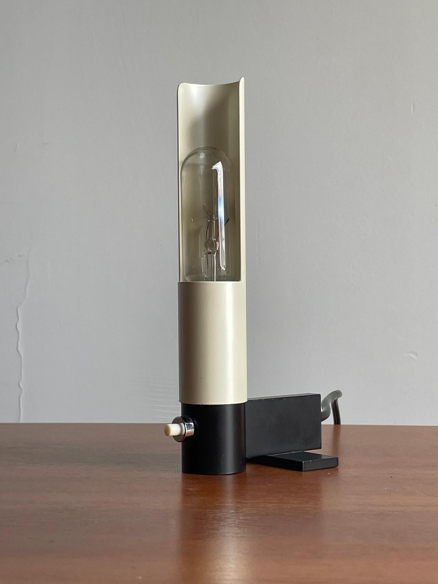 Frisman Vintage Gino Sarfatti for Arteluce Model 585 Minimalist Table Lamp