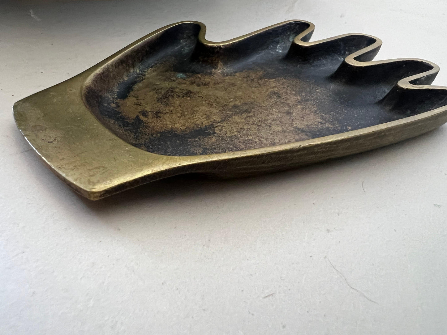 Frisman Vintage Sculptural Werkstätte Hagenauer Modernist Brass Hand Ashtray, Austria, 1950s