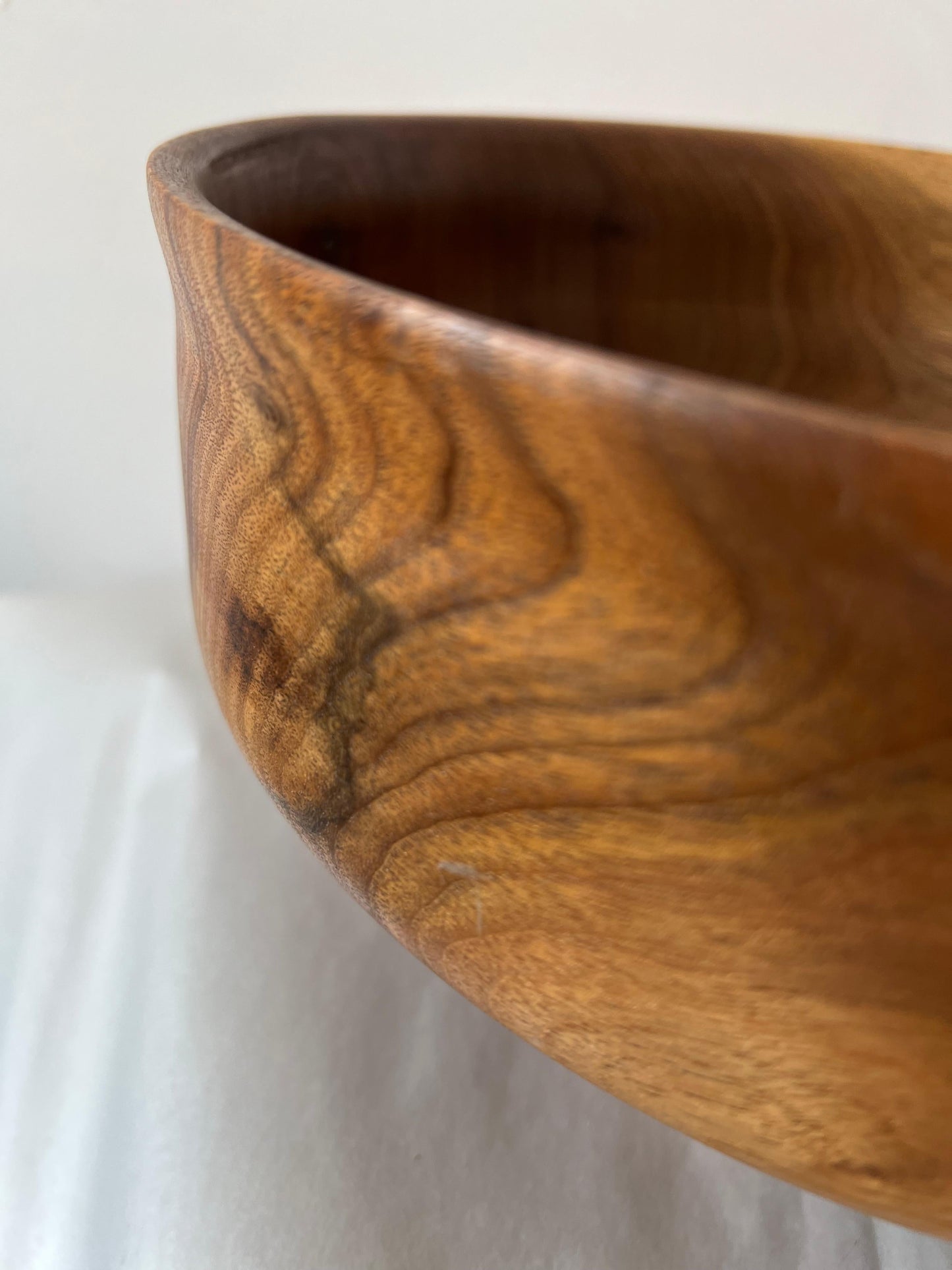 Frisman Vintage A Large Turned Walnut Bowl By Paul E. Schweisthal ca' 2005