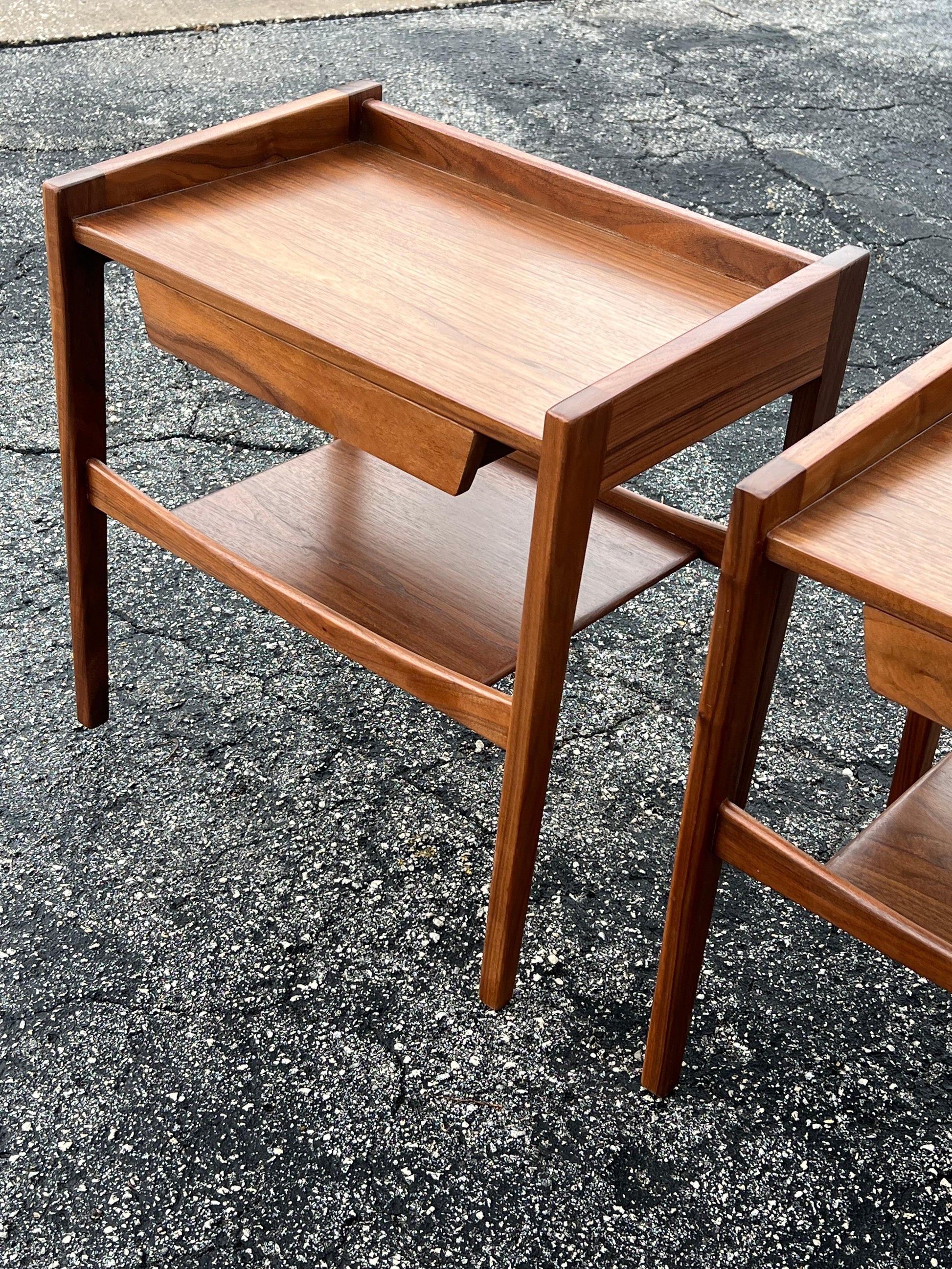 Frisman Vintage A Pair Of Jens Risom Night Stands in Walnut ca' 1960's