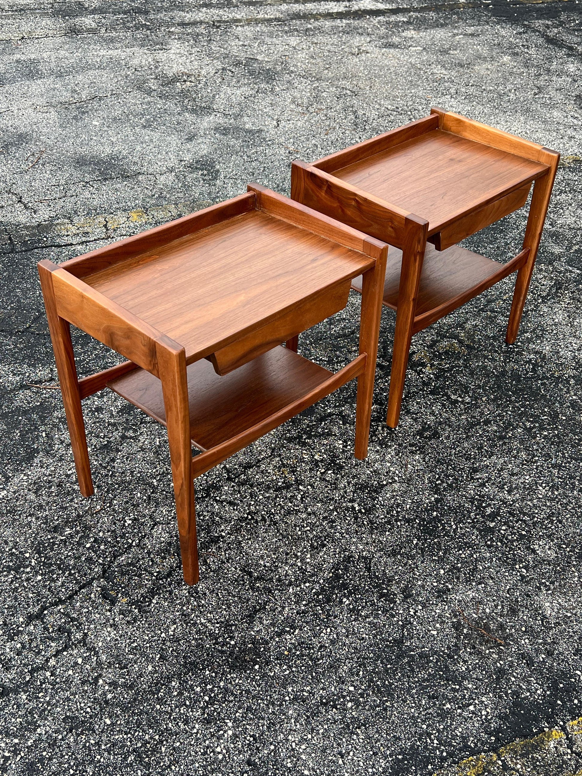 Frisman Vintage A Pair Of Jens Risom Night Stands in Walnut ca' 1960's