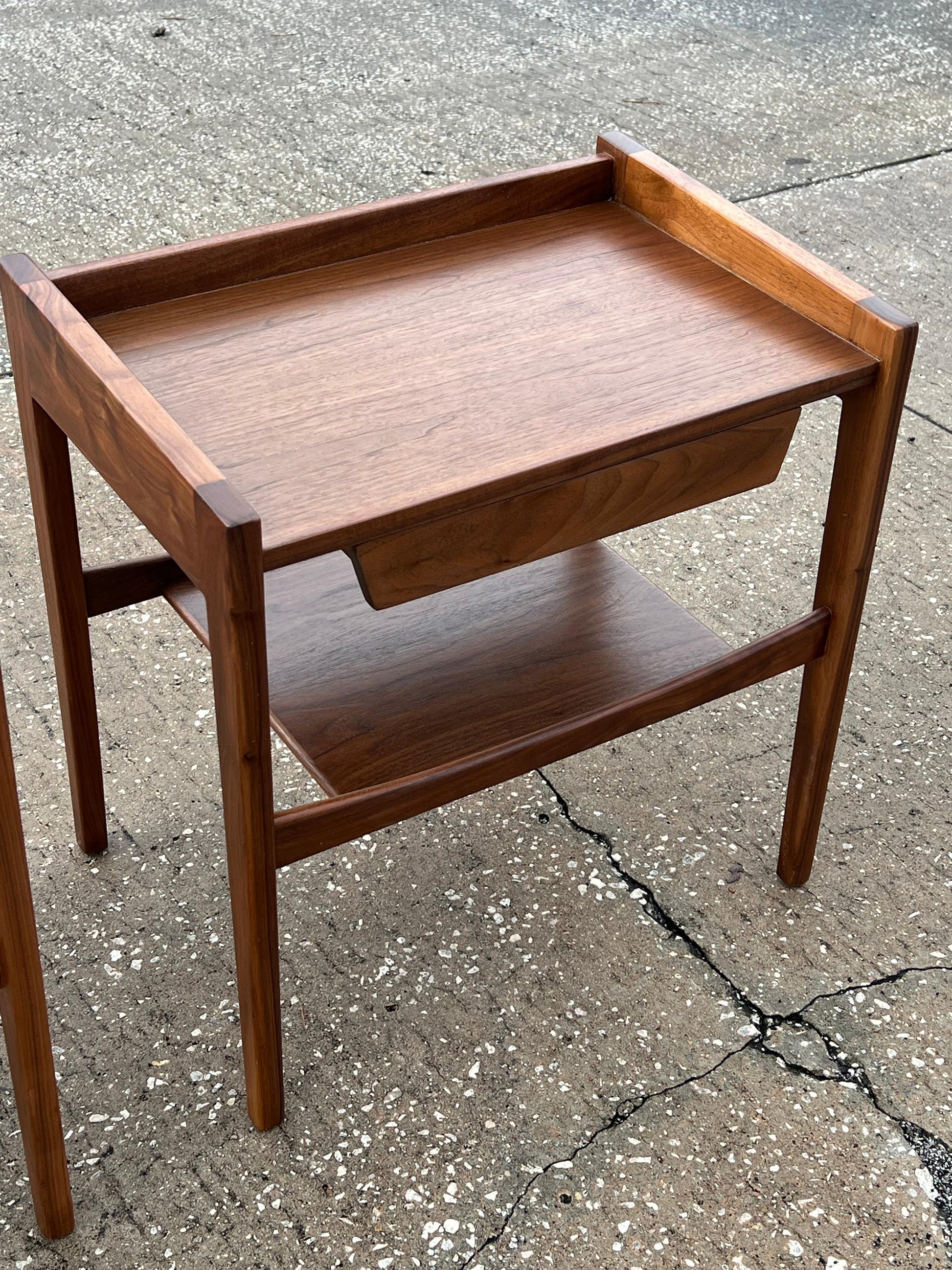 Frisman Vintage A Pair Of Jens Risom Night Stands in Walnut ca' 1960's