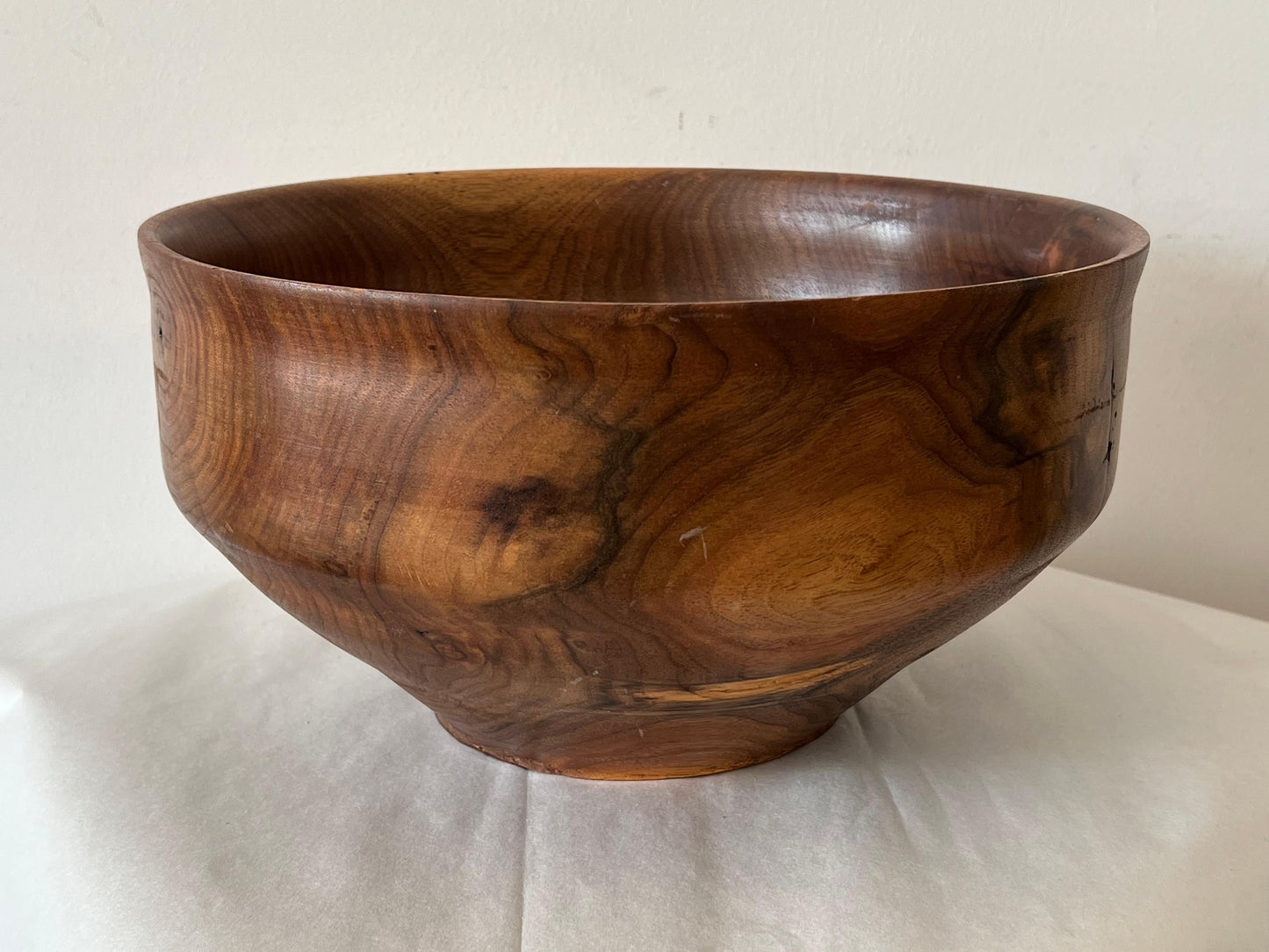 Frisman Vintage A Large Turned Walnut Bowl By Paul E. Schweisthal ca' 2005