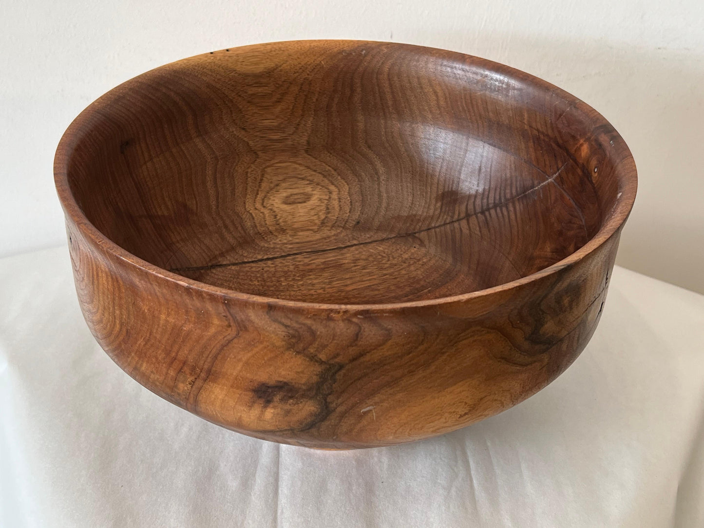 Frisman Vintage A Large Turned Walnut Bowl By Paul E. Schweisthal ca' 2005
