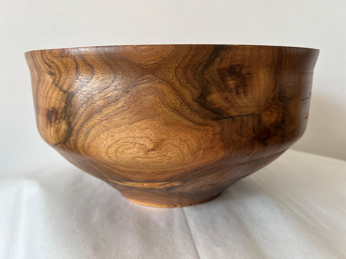 Frisman Vintage A Large Turned Walnut Bowl By Paul E. Schweisthal ca' 2005