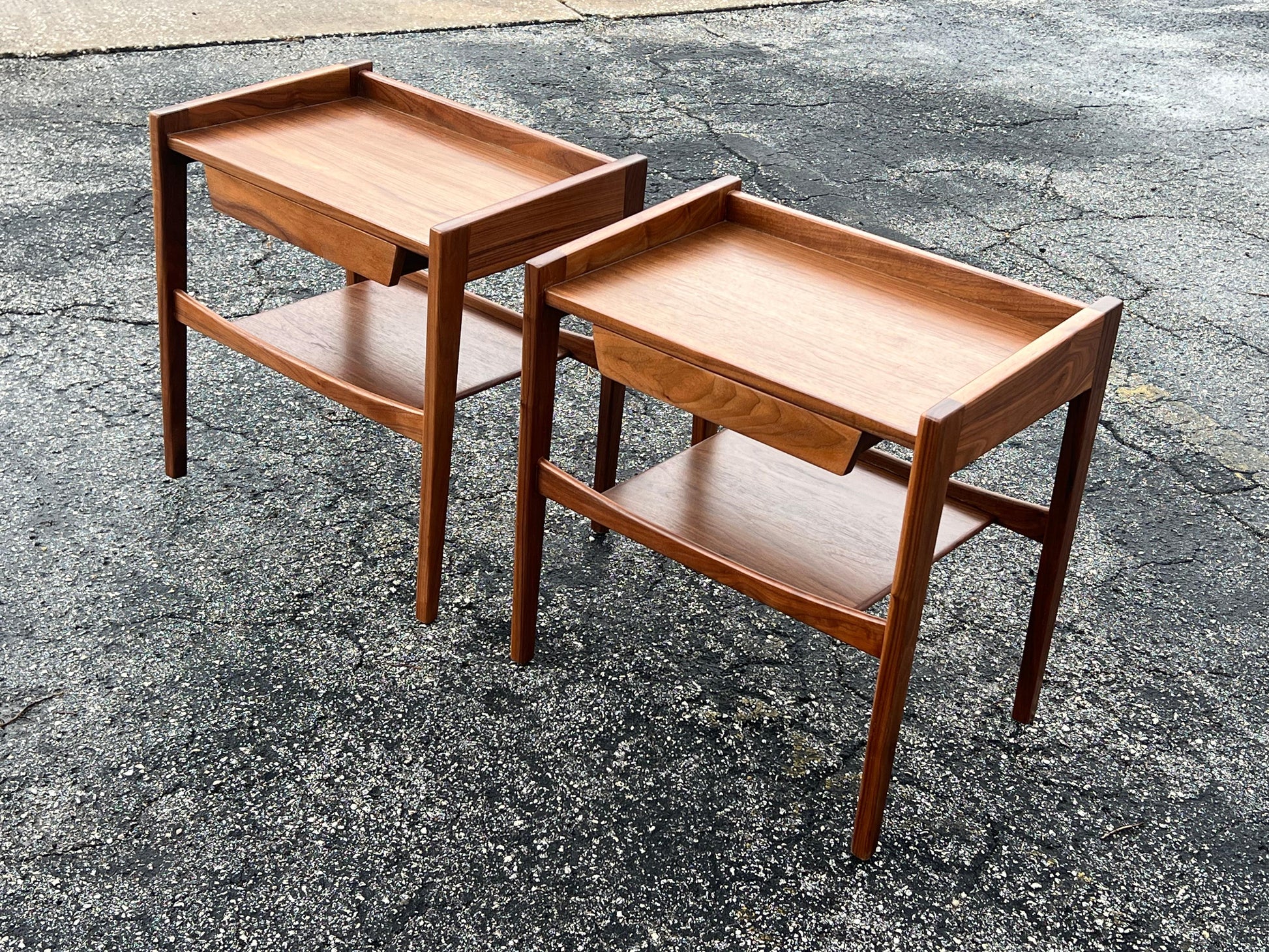 Frisman Vintage A Pair Of Jens Risom Night Stands in Walnut ca' 1960's