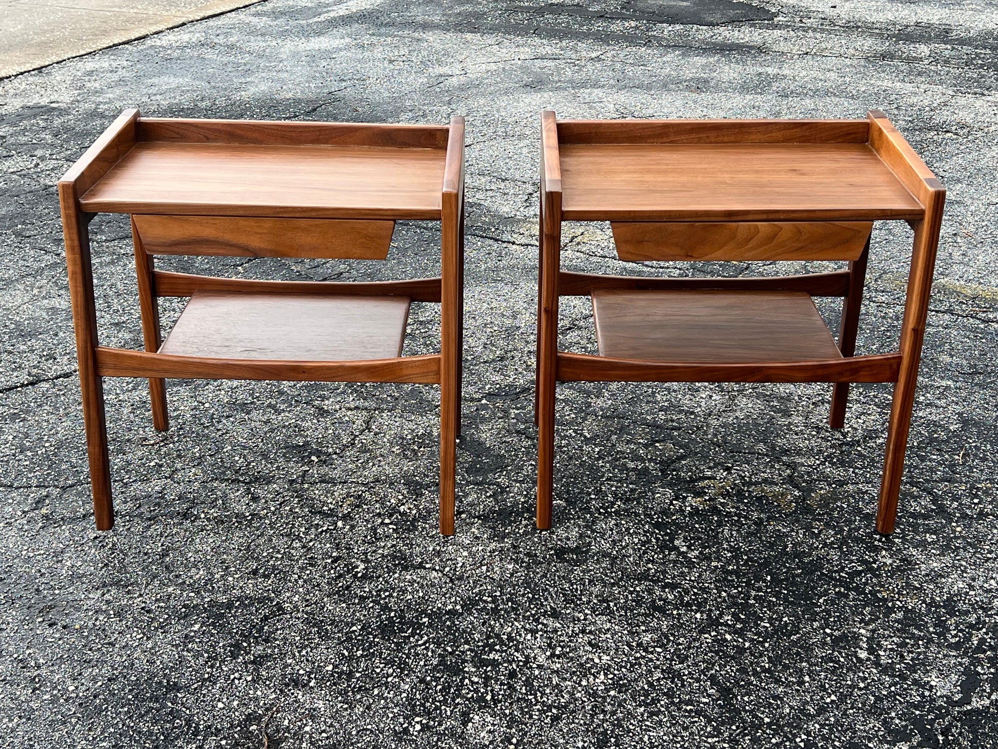Frisman Vintage A Pair Of Jens Risom Night Stands in Walnut ca' 1960's