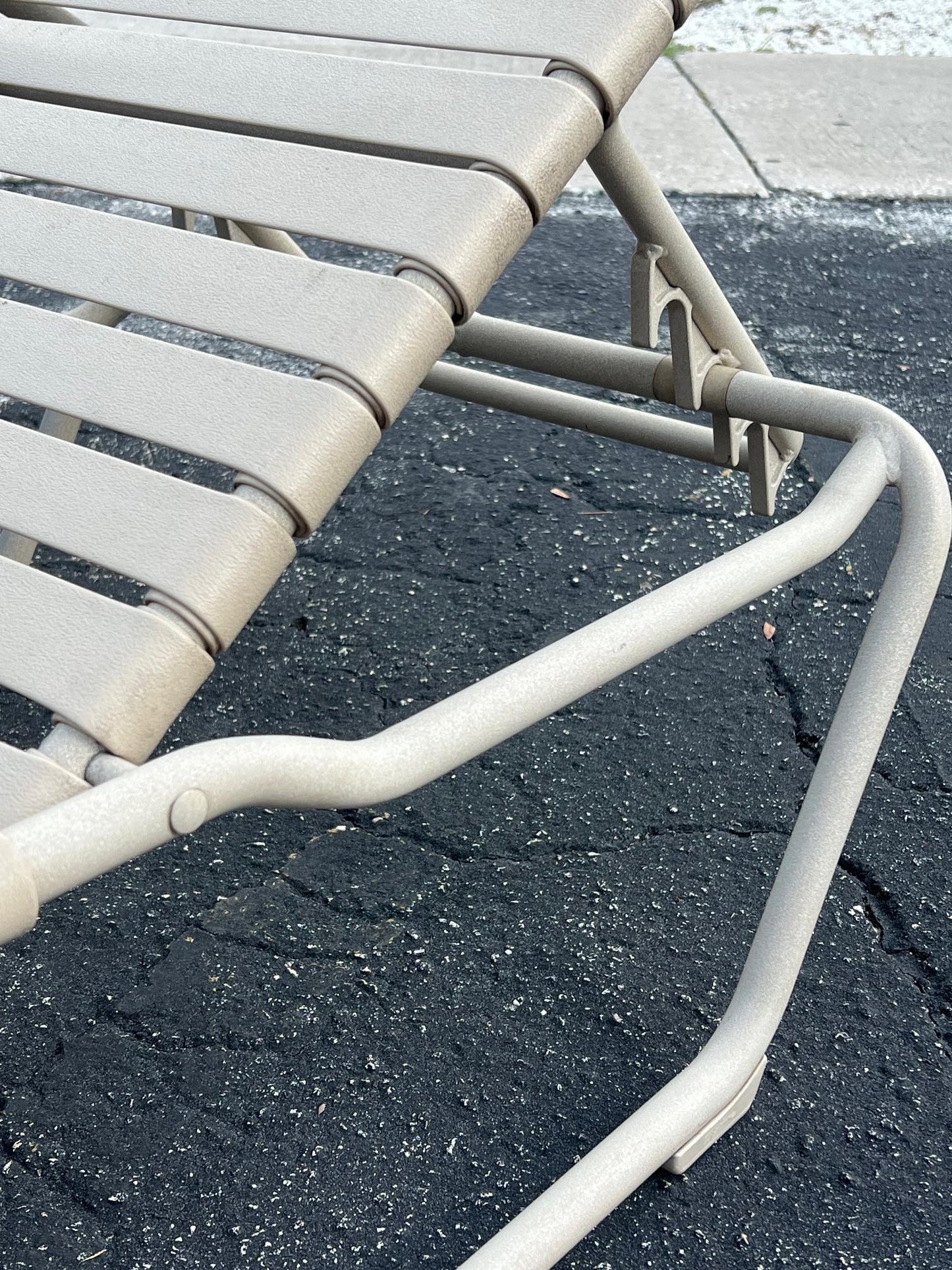 Frisman Vintage A Pair Of Aluminum Outdoor Chaises By Tropitone With Cushions