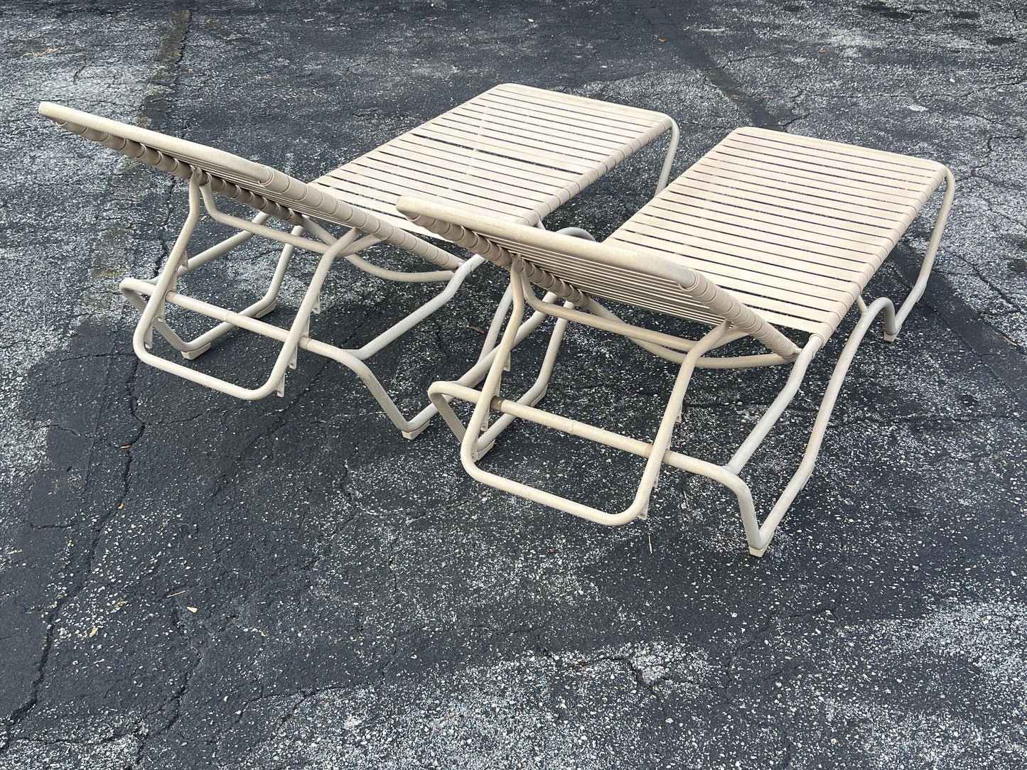 Frisman Vintage A Pair Of Aluminum Outdoor Chaises By Tropitone With Cushions