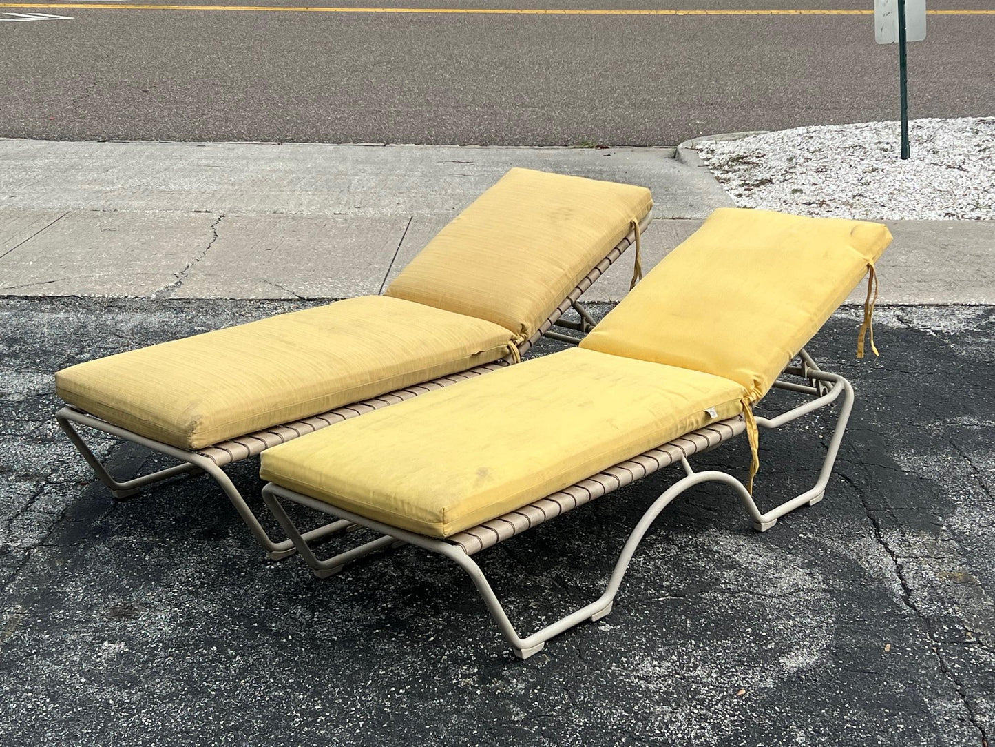 Frisman Vintage A Pair Of Aluminum Outdoor Chaises By Tropitone With Cushions