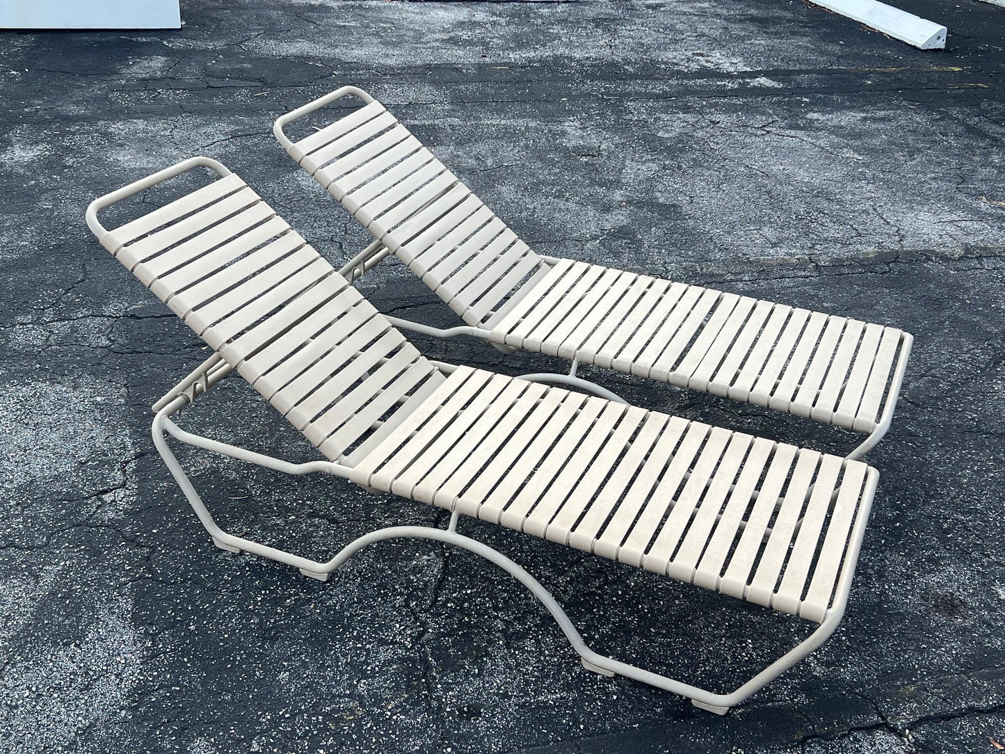 Frisman Vintage A Pair Of Aluminum Outdoor Chaises By Tropitone With Cushions