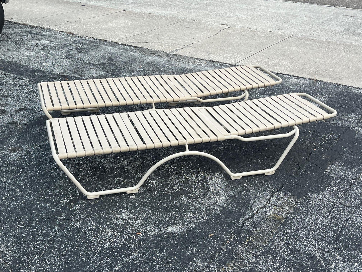 Frisman Vintage A Pair Of Aluminum Outdoor Chaises By Tropitone With Cushions