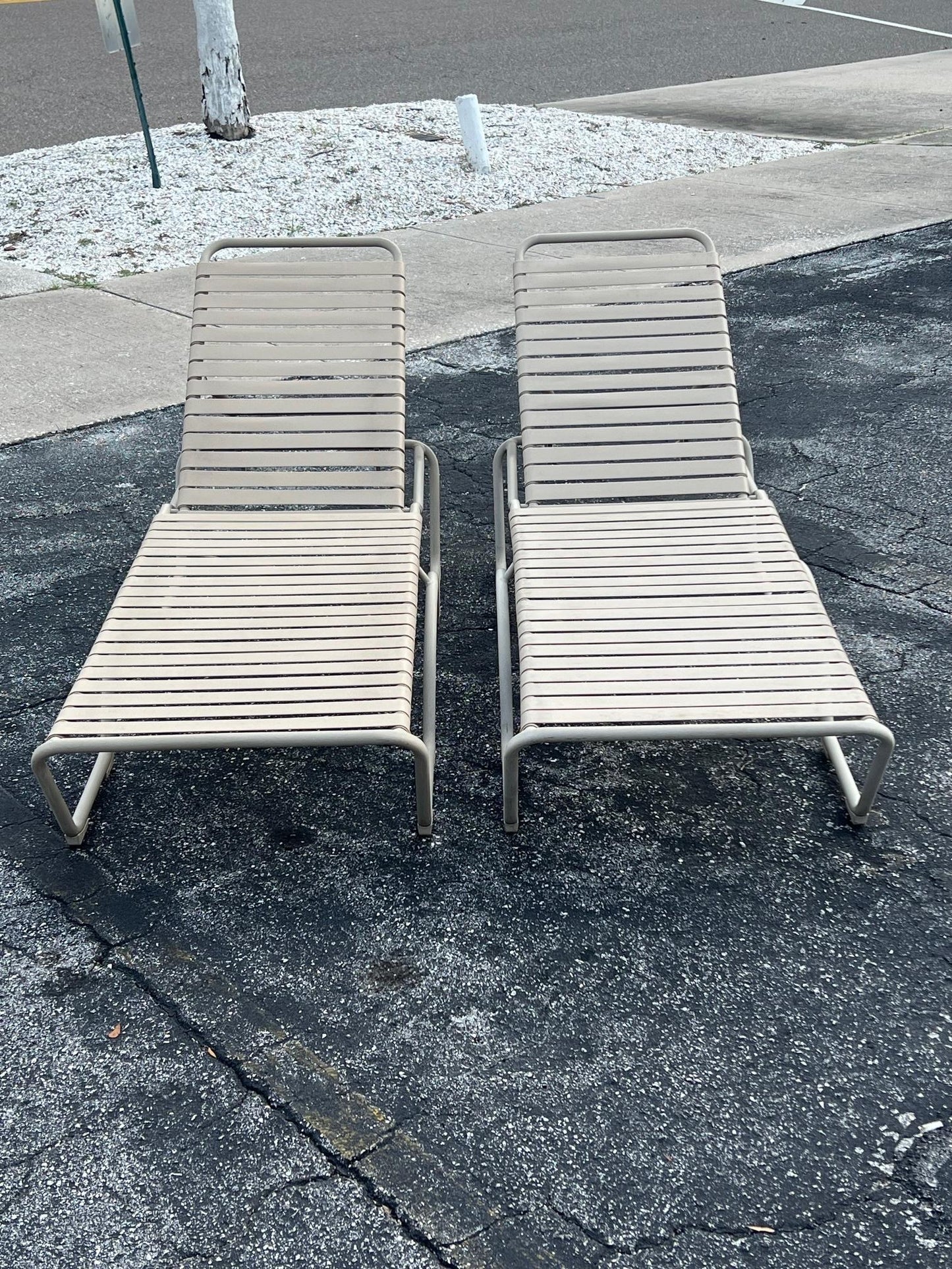 Frisman Vintage A Pair Of Aluminum Outdoor Chaises By Tropitone With Cushions