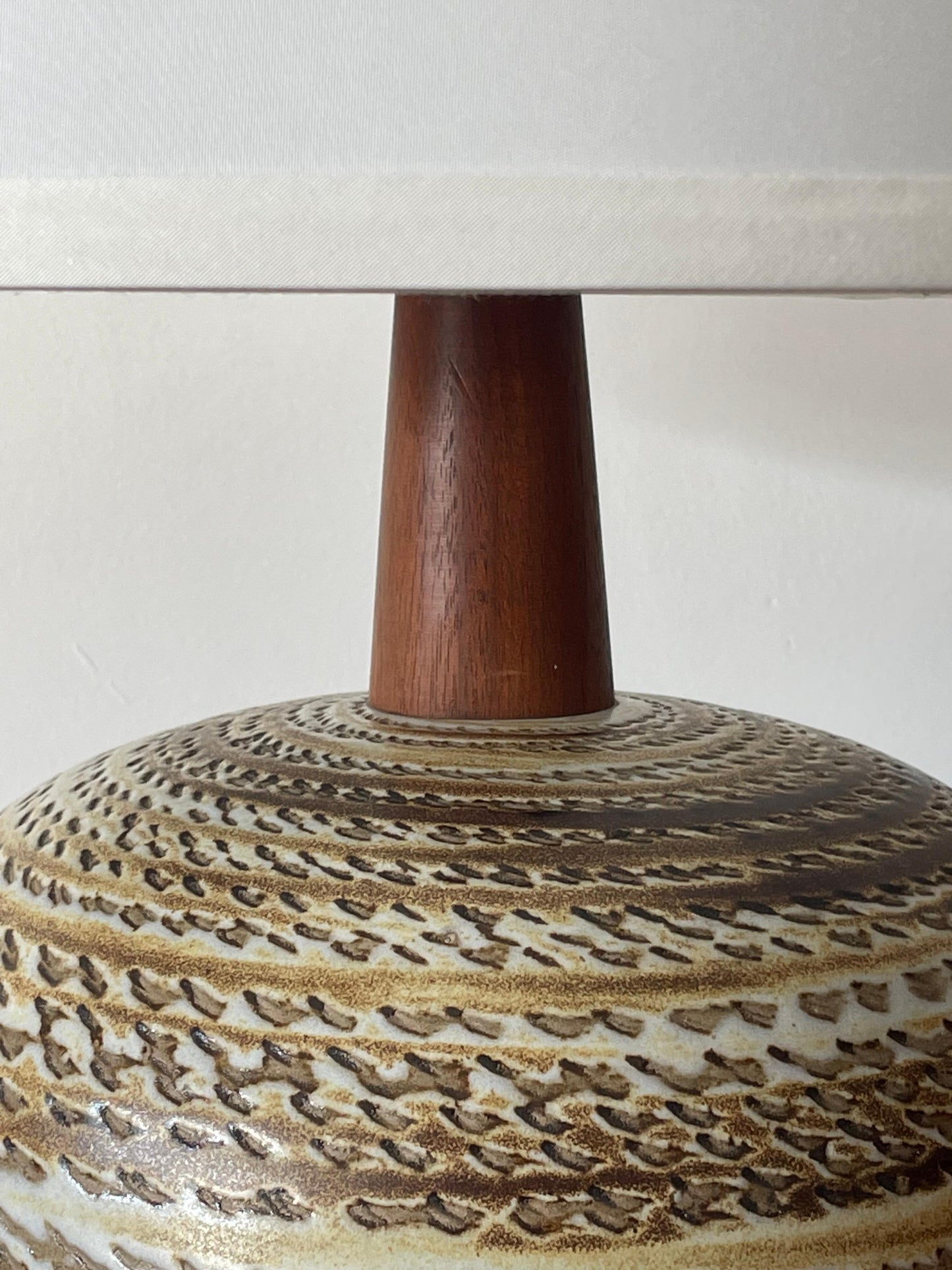 Frisman Vintage Jane and Gordon Martz Ceramic Table Lamp, Walnut and Ceramic
