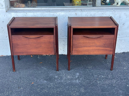 Frisman Vintage A Pair Of Night Stands By Jens Risom With Angled Drop Fronts Ca' 1950's Walnut