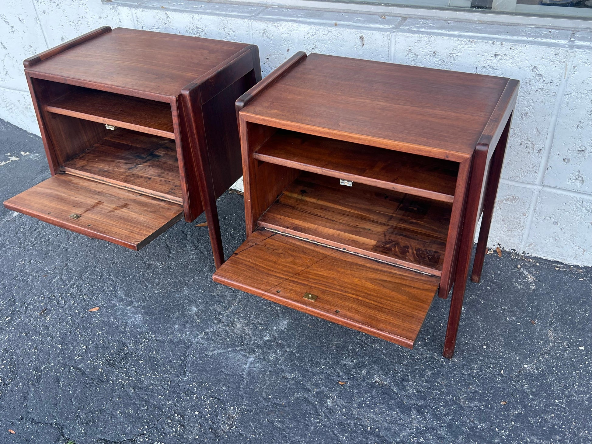 Frisman Vintage A Pair Of Night Stands By Jens Risom With Angled Drop Fronts Ca' 1950's Walnut