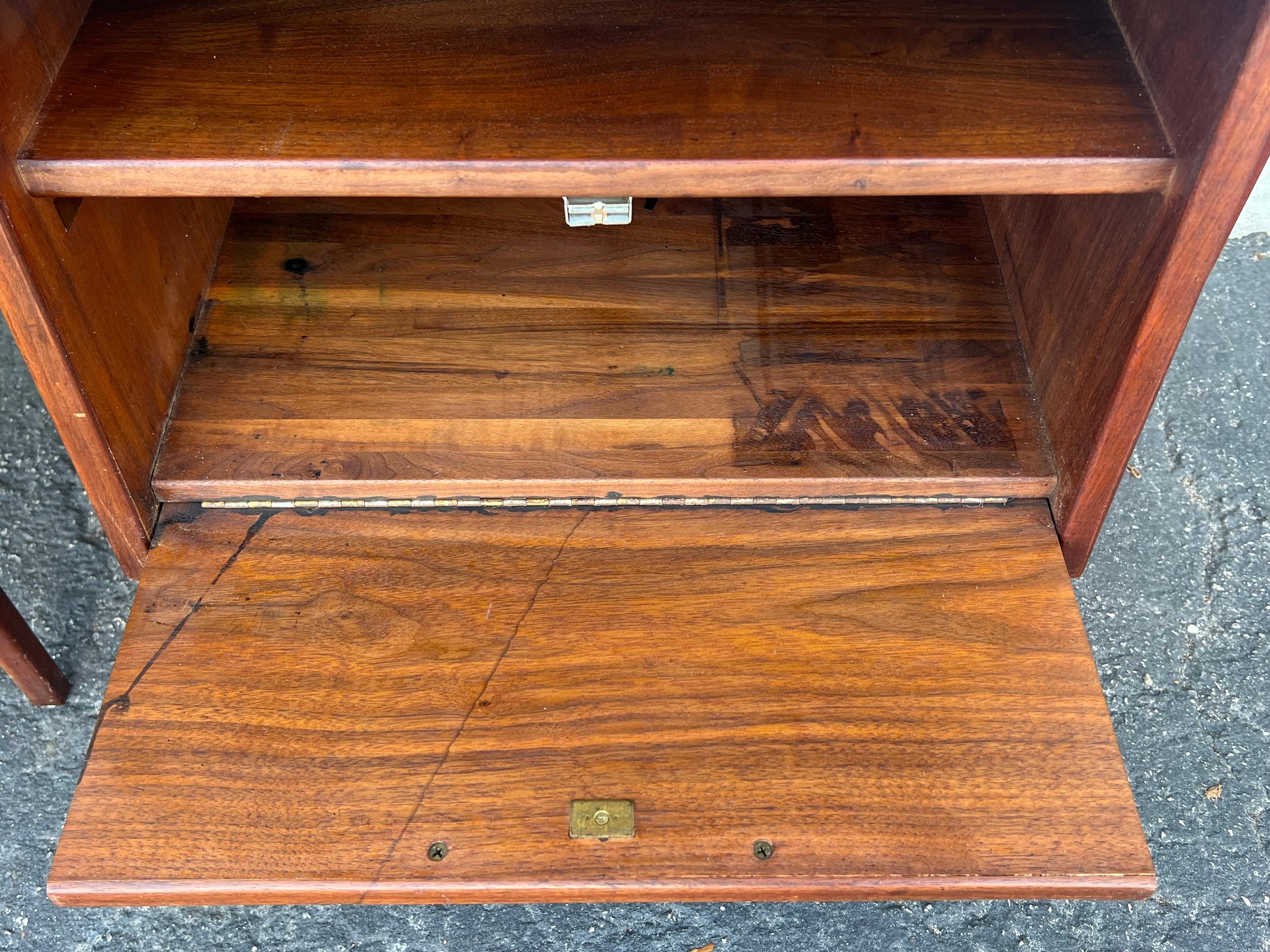 Frisman Vintage A Pair Of Night Stands By Jens Risom With Angled Drop Fronts Ca' 1950's Walnut