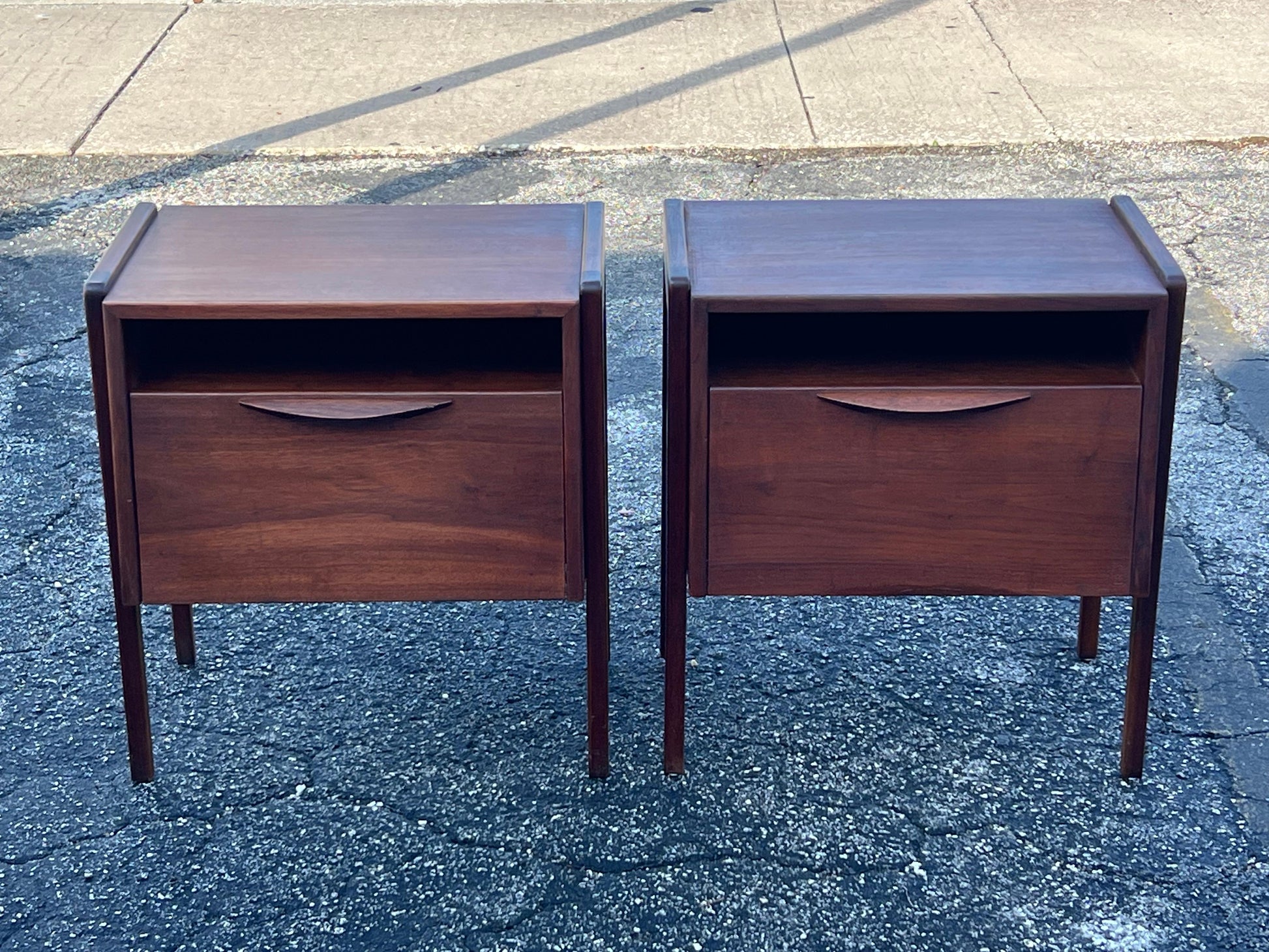 Frisman Vintage A Pair Of Night Stands By Jens Risom With Angled Drop Fronts Ca' 1950's Walnut