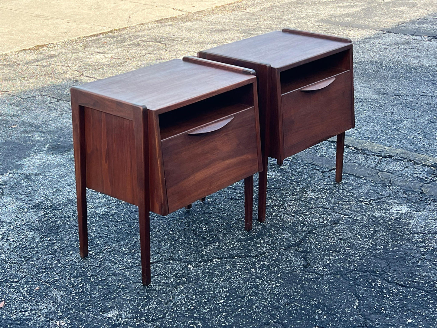 Frisman Vintage A Pair Of Night Stands By Jens Risom With Angled Drop Fronts Ca' 1950's Walnut