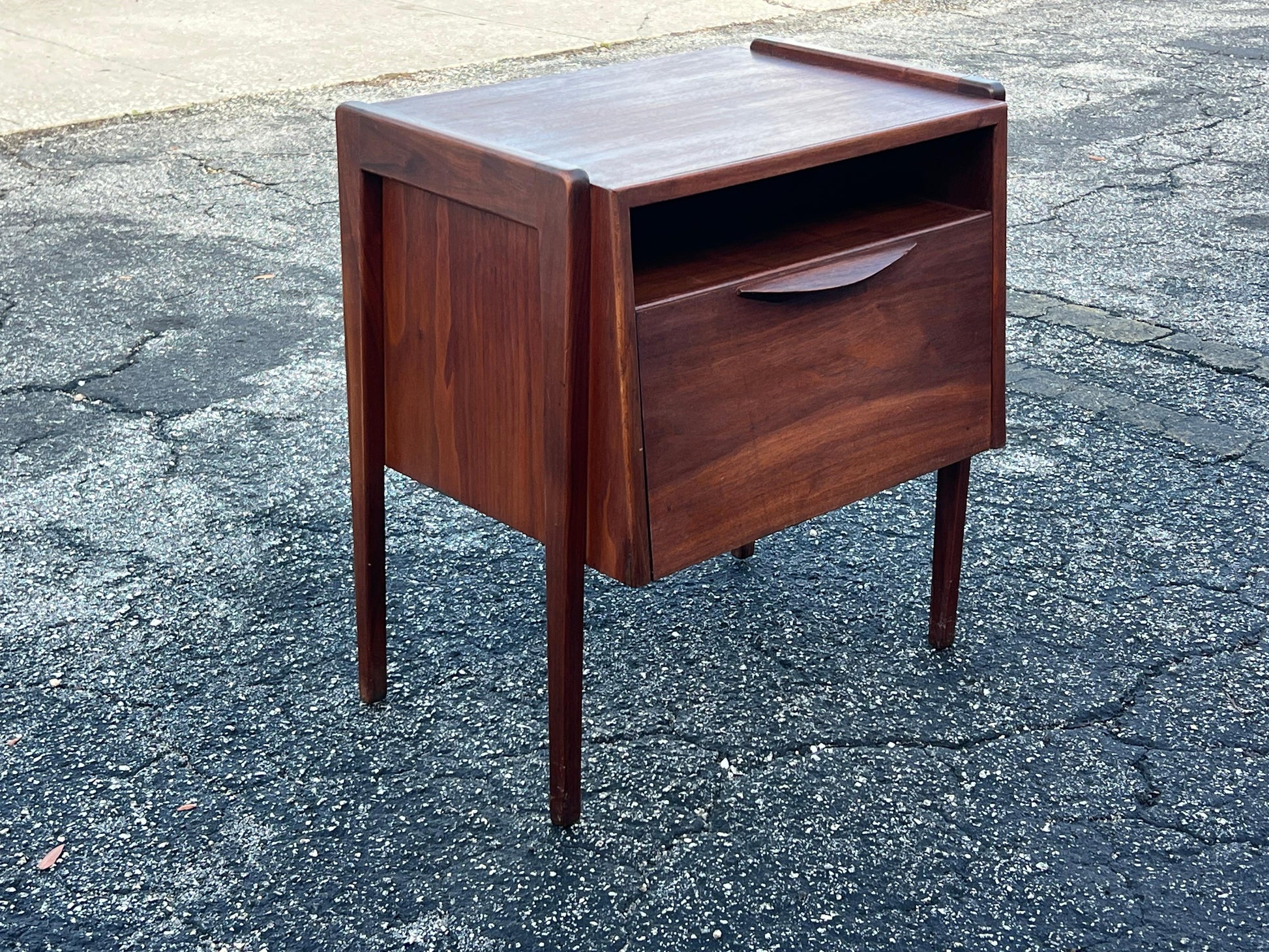 Frisman Vintage A Pair Of Night Stands By Jens Risom With Angled Drop Fronts Ca' 1950's Walnut