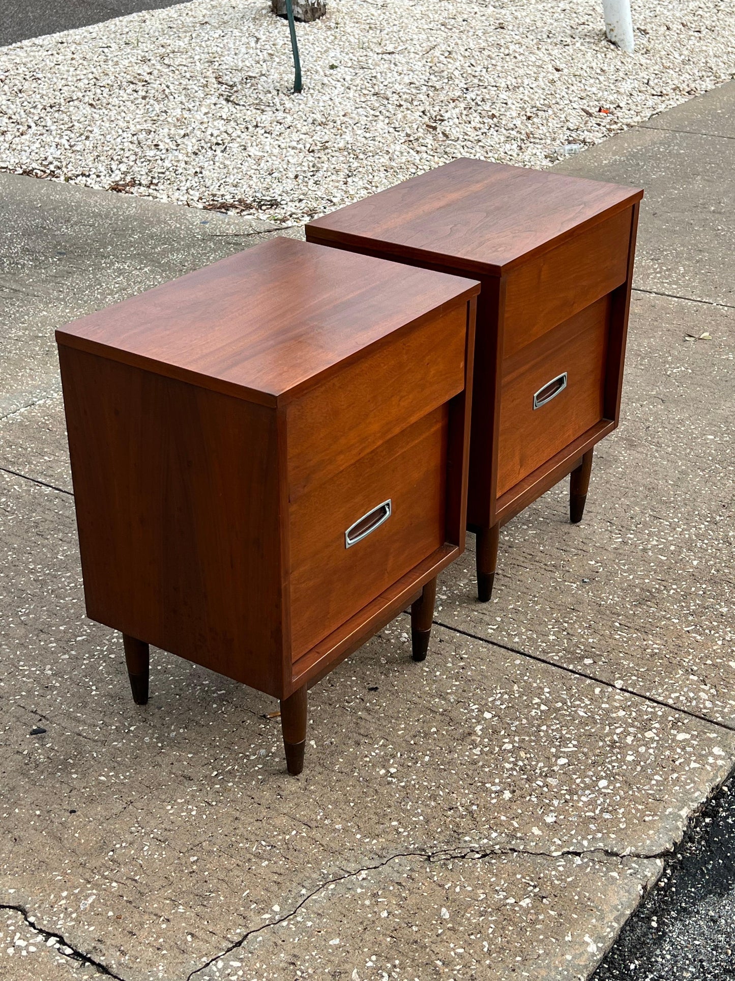 frisman vintage A Pair of Mainline by Hooker Mid Century Night Stands ca' 1960's