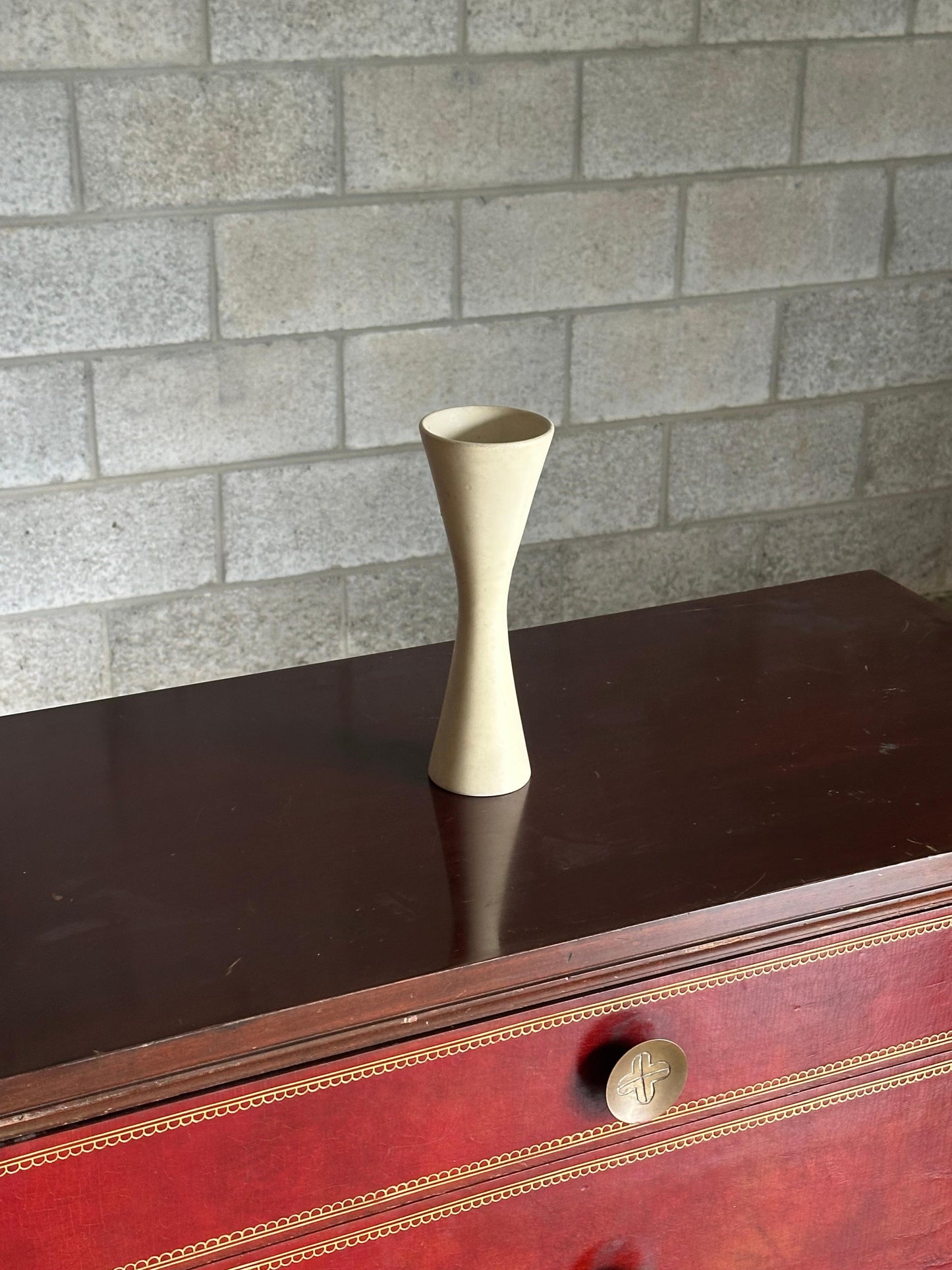 Frisman Vintage 1950s Swedish Architectural Hourglass Vase by Syco in Matte Ivory