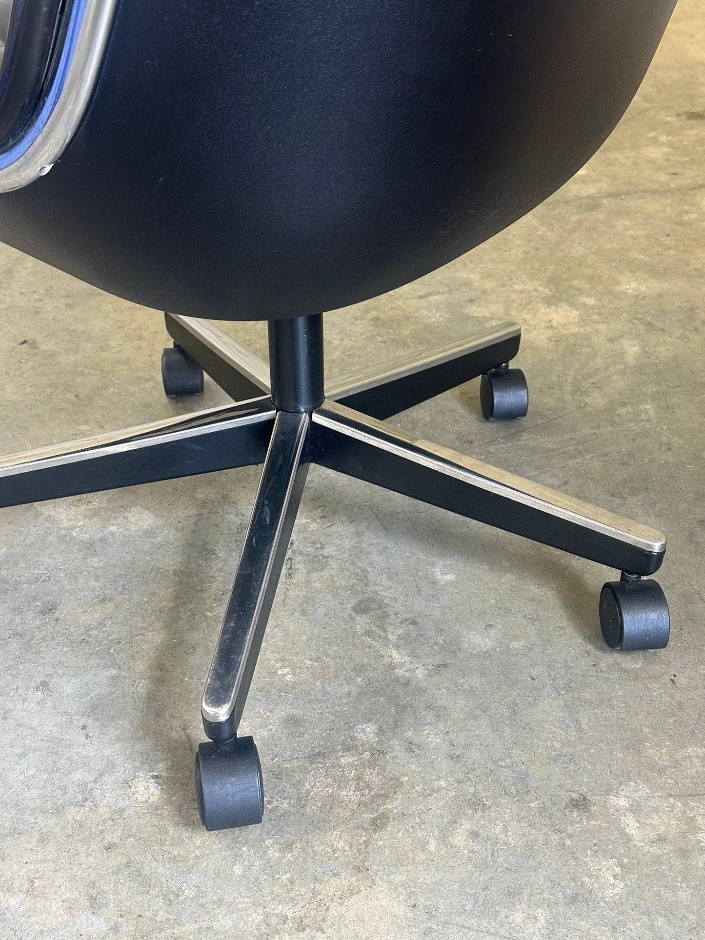 Frisman Vintage 1980s Charles Pollock for Knoll Office Desk Chair in Leather and Chrome