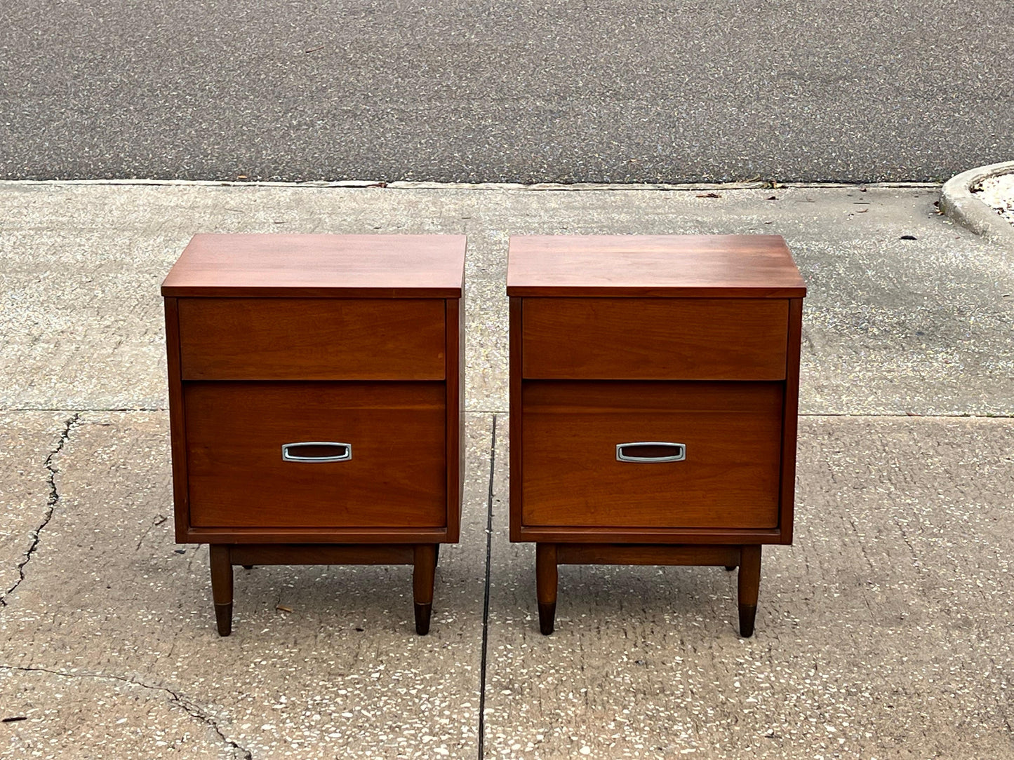 frisman vintage A Pair of Mainline by Hooker Mid Century Night Stands ca' 1960's