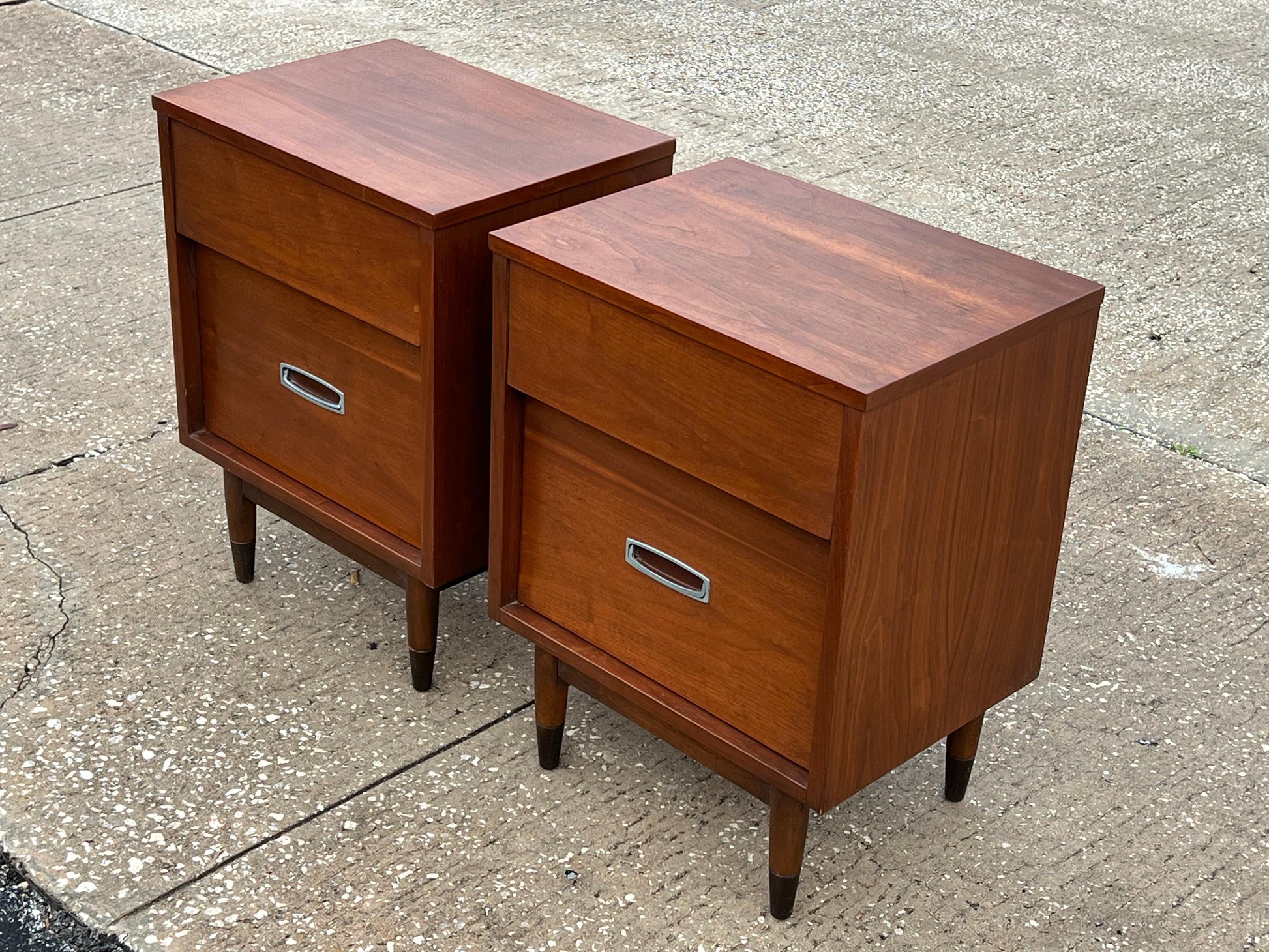 frisman vintage A Pair of Mainline by Hooker Mid Century Night Stands ca' 1960's