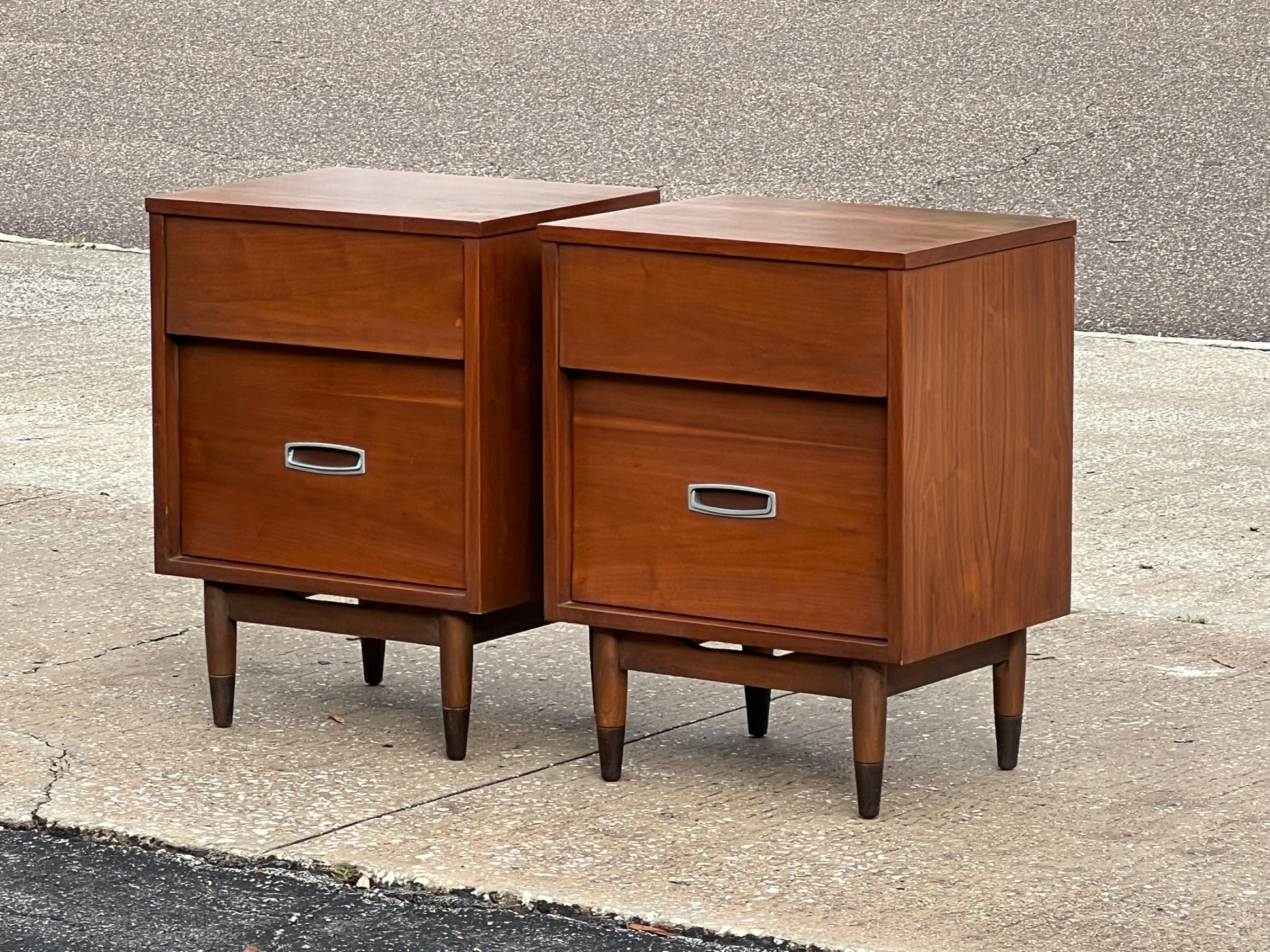 frisman vintage A Pair of Mainline by Hooker Mid Century Night Stands ca' 1960's