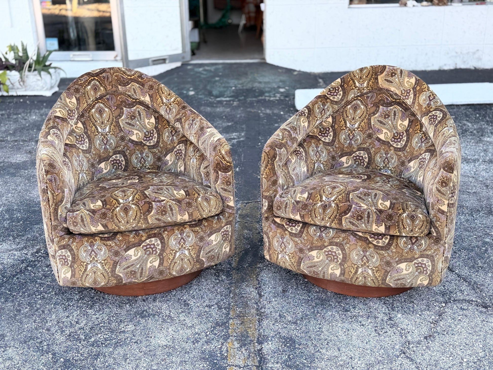 Frisman Vintage Original Milo Baughman for Thayer Coggin Swivel and Tilt Scoop Chairs 1970's