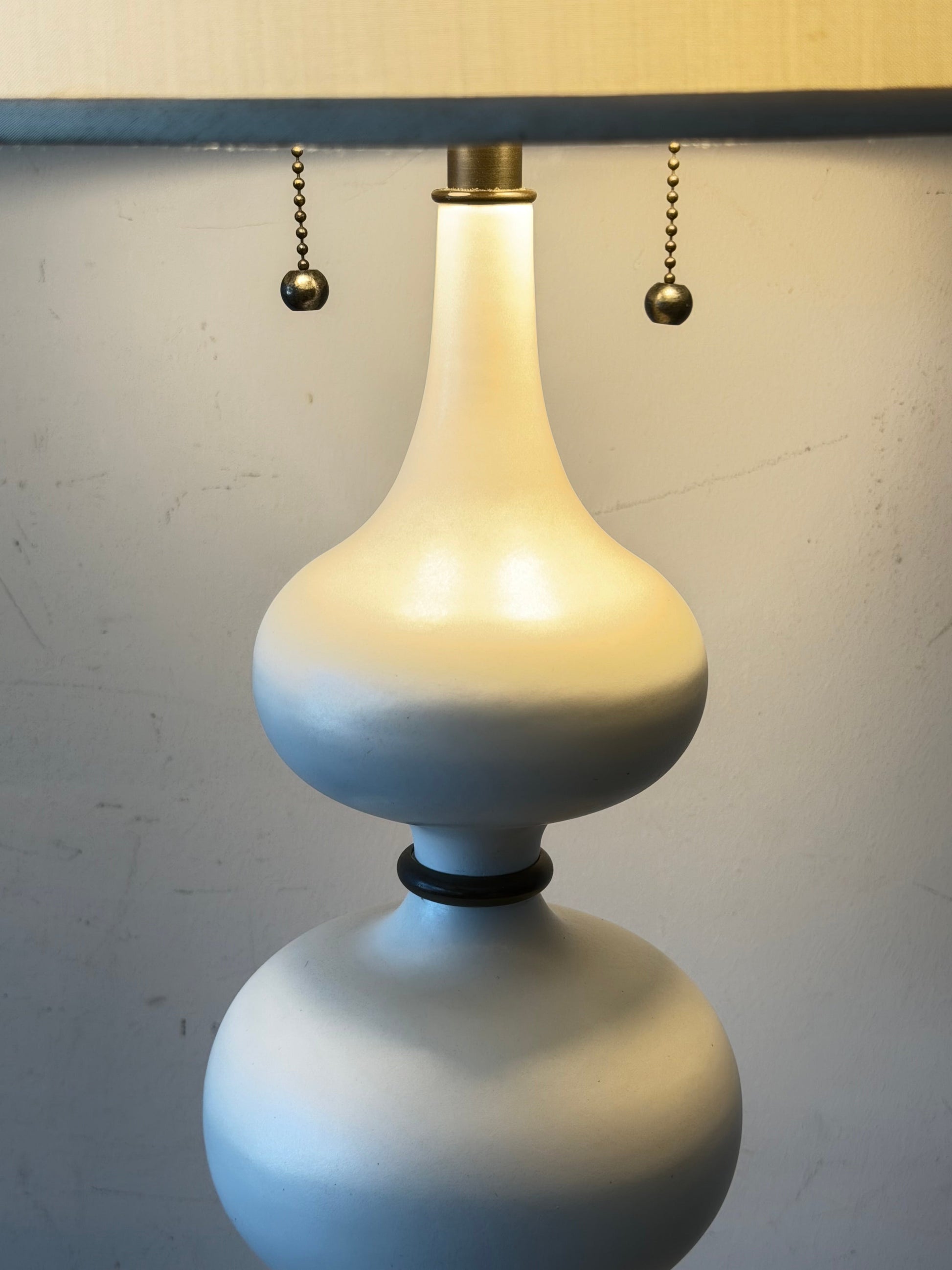 Frisman Vintage Vintage Gerald Thurston Lightolier Ceramic Gourd Lamp ca' 1950's Elegant MCM