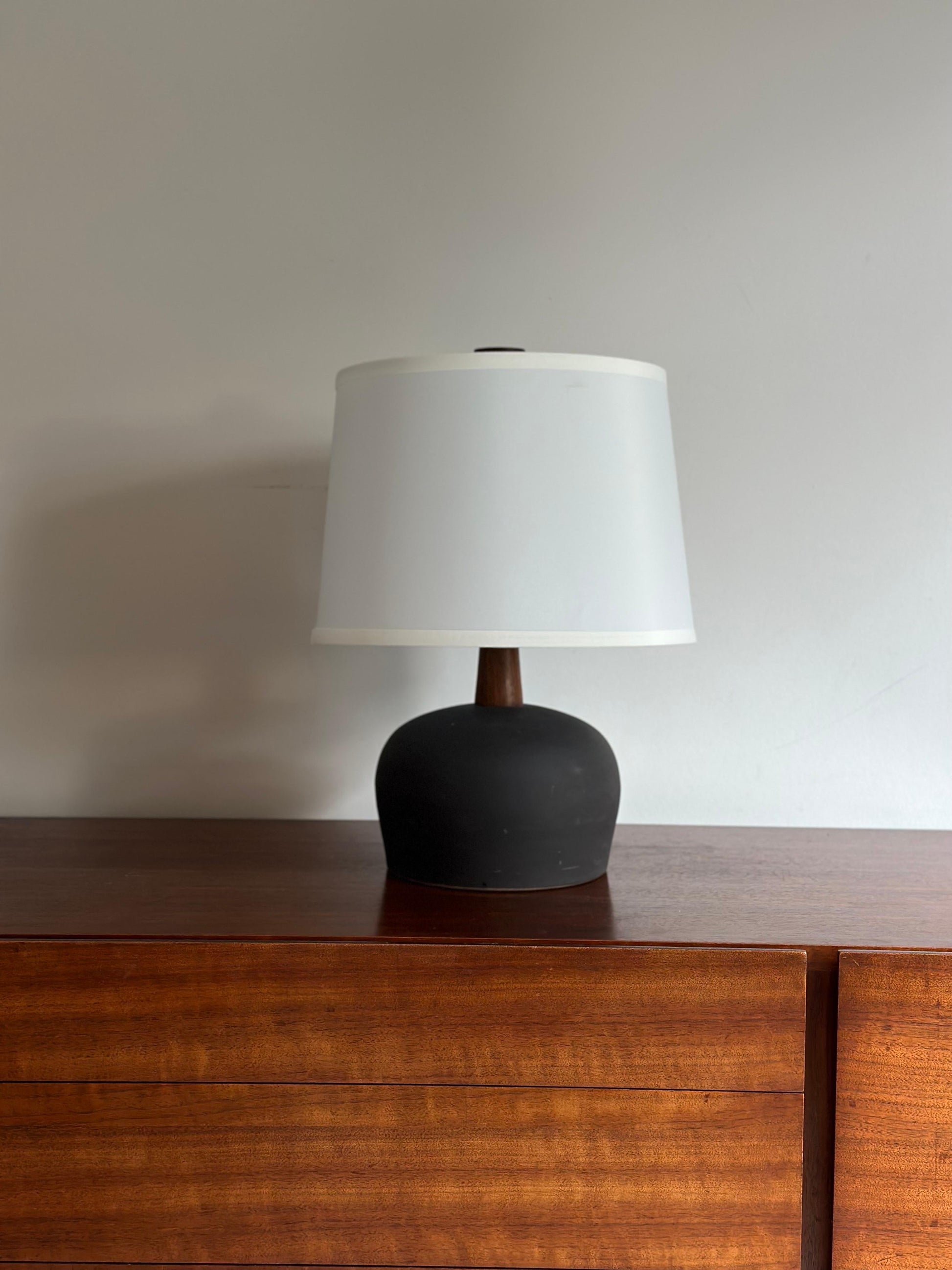 Frisman Vintage Jane and Gordon Martz Minimalist Ceramic Table Lamp in Walnut and Ceramic