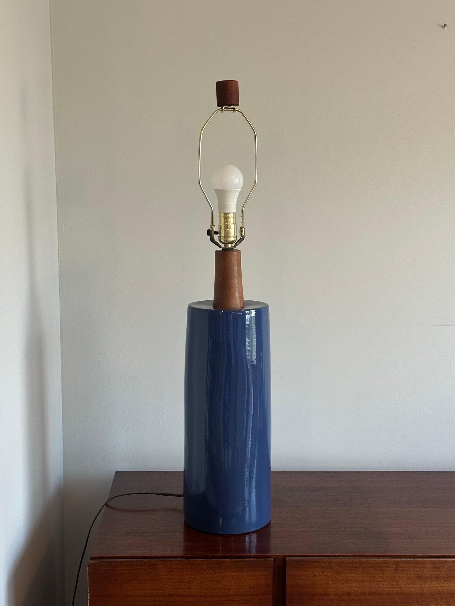 Frisman Vintage Jane and Gordon Martz Large Table Lamp for Marshall Srudios, ceramic and walnut