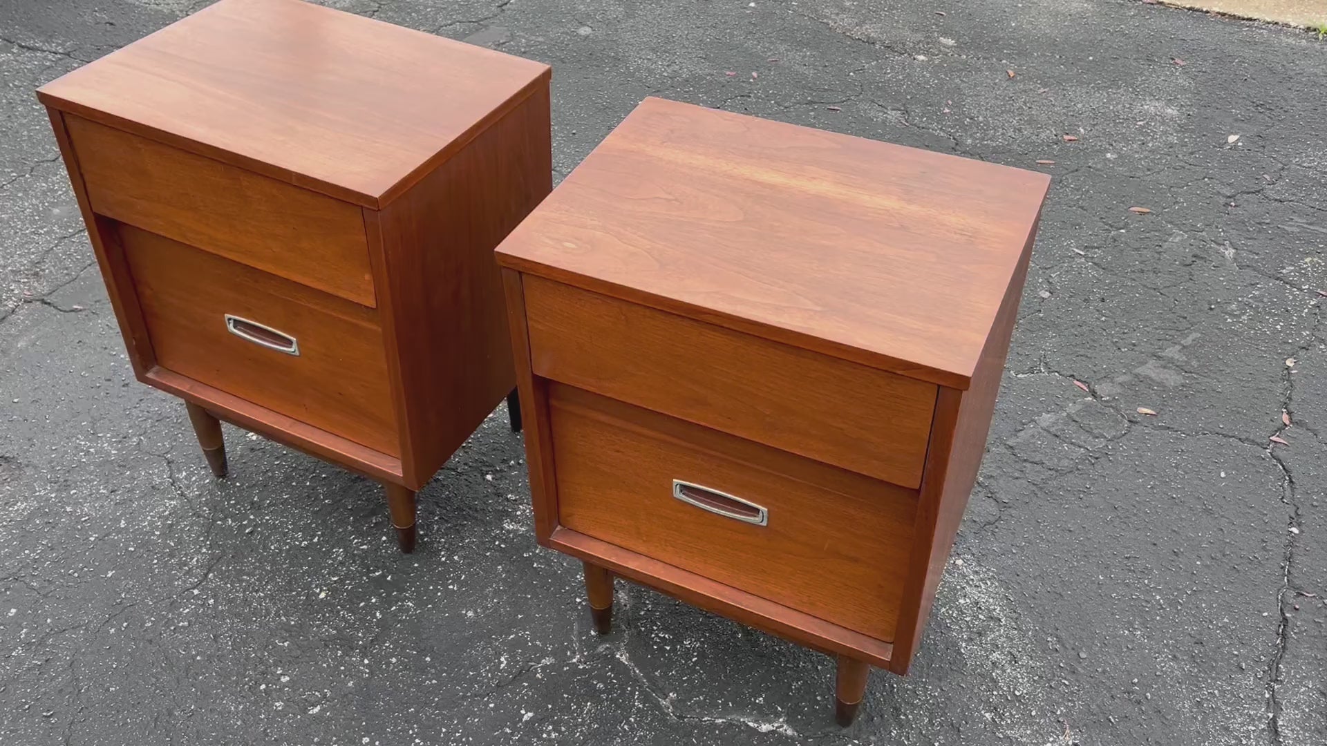 Frisman Vintage A Pair of Mainline by Hooker Mid Century Night Stands ca' 1960's
